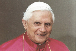 « Les obsèques du pape émérite Benoît XVI se sont déroulées ce jeudi 05 janvier à Saint-Pierre-de-Rome en présence d’une multitude de représentants étatiques. C’est le pape François qui a officié durant la cérémonie… ».