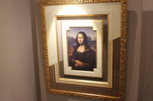 « Sept professionnels de l’artisanat d’art exposent le fruit de leur travail lors de cette animation proposée par la Chambre de Métiers et de l’Artisanat et la Communauté d’Agglomération de l’Auxerrois. De quoi réjouir le maire de Gurgy, Jean-Luc LIVERNEAUX prêt à réitérer l’expérience en 2021 qui accueille Thierry HUMBLOT, de la chambre consulaire…et une « Joconde » délicatement encadrée ! ».