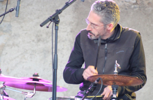 « C’est désormais l’association éponyme qui porte la destinée de « Jazz à Druyes » pour cette édition 2024. Un quatrième épisode qui s’inscrit dans la lignée des précédents rendez-vous, mélangeant musiques du monde et jazz plus conventionnels, en faisant la part aux instrumentistes locaux et aux jeunes pousses. Un festival qui veut s’inscrire dans la durée… ».