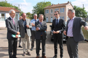 « L’Etat soutient le projet de réhabilitation de la pépinière d’entreprises d’Auxerre à hauteur de 600 000 euros dans le cadre du plan France Relance. Président de la CCI, Alain PEREZ a accompagné le préfet Henri PREVOST et le député Guillaume LARRIVE lors d’une visite explicative du futur chantier… ».