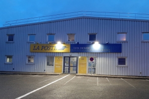 « 196 bâtiments du groupe La Poste bénéficient aujourd’hui de la certification ISO 50 0001 au plan de l’Hexagone. Trois de ces édifices se situent dans l’Yonne à Saint-Denis-les-Sens, à Monéteau et à Auxerre. Cette certification met en avant les performances énergétiques des entreprises et de leurs bâtiments… ».