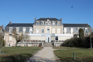 « Menés par l’architecte Didier GALLARD, les travaux de rénovation de l’EHPAD Résidence Saint-Charles devraient s’achever avant l’automne 2020. Employant 22 salariés, la SARL éponyme a dû contracter un emprunt auprès de partenaires bancaires afin de financer leur réalisation. A l’issue, une unité spéciale, accueillant les malades d’Alzheimer, sera fonctionnelle en ses murs. Créant au passage de nouveaux postes d’auxiliaires de vie… ».