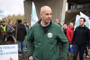 « Le président de la FNSEA Arnaud ROUSSEAU, accompagné de son homologue Arnaud GAILLOT (président des Jeunes Agriculteurs), a tenu une insolite conférence de presse sous le pont autoroutier de Nitry, suite au blocage de l’A6 par près de deux cents tracteurs. « Nous allons montrer notre détermination au gouvernement ! ».