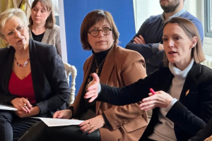 « La sénatrice Dominique VERIEN (au second plan) et son homologue, Jean-Baptiste LEMOYNE, tous deux membres du jury de ces « Engagées de l’Yonne », s’investissent pour le succès de cette cérémonie. Celle-ci doit récompenser les plus belles actions collectives et individuelles au nom de l’égalité des femmes sur notre territoire…