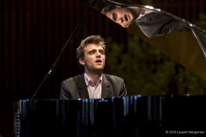 « Le romantisme des compositeurs russes mais aussi de Mozart et de Chopin ponctuera ce rendez-vous unique au Théâtre d’Auxerre ce jeudi où virtuosité et dextérité combleront les mélomanes le temps d’une soirée emplie de poésie… ».