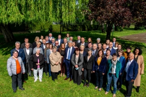 « Tout sourire et parés à livrer la bataille électorale devant les mener (peut-être) au soir du 27 juin à rejoindre les rangs de l’hémicycle, les candidats de la liste « Unis pour l’Yonne » se nourrissent du bilan et des ambitions de leur leader Patrick GENDRAUD pour supplanter leurs adversaires. Mais, attention : rien n’est jamais acquis en ce bas monde… ».