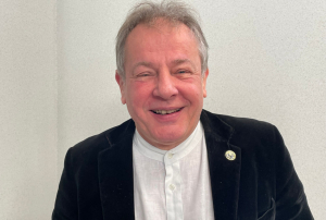 « Président de l’Association des Sommeliers de Paris, l’ancien chef sommelier du « Baltimore » et du « Lancaster », Jean-Luc JAMROZIK a profité avec bonheur de sa double chance d’être présent au Concours des Vins de Chablis en sa qualité de président du jury. « Le millésime 2022 a du potentiel et ira loin…dit-il en substance ».