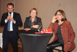 « Excellente initiative que celle portée par l’UDI 89 en invitant la sénatrice de l’Orne, Nathalie GOULET (à droite) aux côtés de Sébastien DOLOZILEK, président UDI 89 et de la sénatrice Dominique VERIEN, auteure de « L’abécédaire du financement du terrorisme », à partager le fruit de ses investigations avec le public auxerrois. Les rouages du terrorisme ont été examinés à la loupe par le biais du nerf de la guerre, l’argent. Des éléments informatifs qui ne sont pas prêts de rassurer les citoyens que nous sommes, nous qui finançons sans le savoir le système ! ».