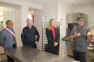 « La visite de la boulangerie/pâtisserie de Chevannes ne figurait pas au programme initial du déplacement officiel de la présidente de l’Assemblée Nationale, Yaël BRAUN-PIVET, dans la commune de l’Yonne, ce vendredi en fin de matinée. Ajoutée à la dernière minute, cette immersion chez le président de la Fédération départementale des Boulangers/Pâtissiers de l’Yonne Laurent BISSON aura été fructueuse mais malheureusement pas gourmande, faute de temps ! ».
