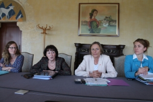 « La secrétaire générale de la préfecture de l’Yonne et sous-préfète d’Auxerre Françoise FUGIER (3ème en partant de la gauche) a dévoilé les missions du comité de pilotage, fédérant une quarantaine d’acteurs institutionnels, associatifs et professionnels. Celui-ci aura pour objectif de finaliser les grandes lignes stratégiques du Plan départemental de mobilisation et de lutte contre toutes les violences faites aux femmes. Un document entériné par le préfet à la date symbolique du 08 mars 2019… ».