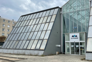 « C’est toute une page de l’insertion et de l’aide à l’emploi qui se tourne avec la fermeture définitive du Phare, bâtiment emblématique de l’Auxerrois qui accueillait les associations clés de ce secteur d’activité. Prévu d’être démoli en 2023, il engendre de la nostalgie chez l’un des anciens présidents de la Maison de l’Emploi, l’ex-Premier adjoint de la Ville, Guy PARIS… ».