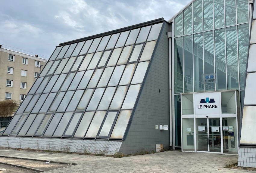 « C’est toute une page de l’insertion et de l’aide à l’emploi qui se tourne avec la fermeture définitive du Phare, bâtiment emblématique de l’Auxerrois qui accueillait les associations clés de ce secteur d’activité. Prévu d’être démoli en 2023, il engendre de la nostalgie chez l’un des anciens présidents de la Maison de l’Emploi, l’ex-Premier adjoint de la Ville, Guy PARIS… ».