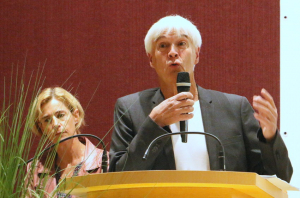 « Quid des milliers de bacs distribués dans tout l’Auxerrois ? Les élus d’Auxerre Ecologie Solidarités (Florence LOURY et Denis ROYCOURT) ont mis les pieds dans le plat en affirmant leur opposition au projet d’abandon de la collecte au porte à porte lors d’une réunion publique… ».