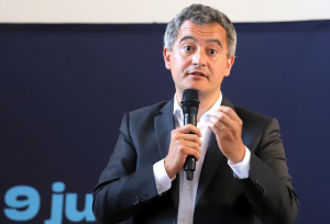 « Il compare ses opposants à des « trissotins » et des « tartuffes » tout en s’autorisant quelques saillies humoristiques : le ministre de l’Intérieur Gérald DARMANIN – le « rêve absolu » de Victor ALBRECHT pour enflammer une réunion publique de la majorité présidentielle à Auxerre – a fait le show devant un parterre de personnalités politiques du sérail… ».