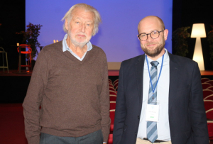 « Inquiet de la poussée des « guerres » commerciales à travers le monde, mais profondément humaniste et bienveillant avec les personnes qui le croisent, le chef triplement étoilé Pierre GAGNAIRE a évoqué son incroyable parcours lors des XIIème Universités du Notariat de l’Yonne, à Auxerre. Un invité interviewé par Me Julien MILLARD, troquant sa casquette de président de la Chambre départementale des Notaires pour celle de journaliste le temps d’un plateau conférence… ».