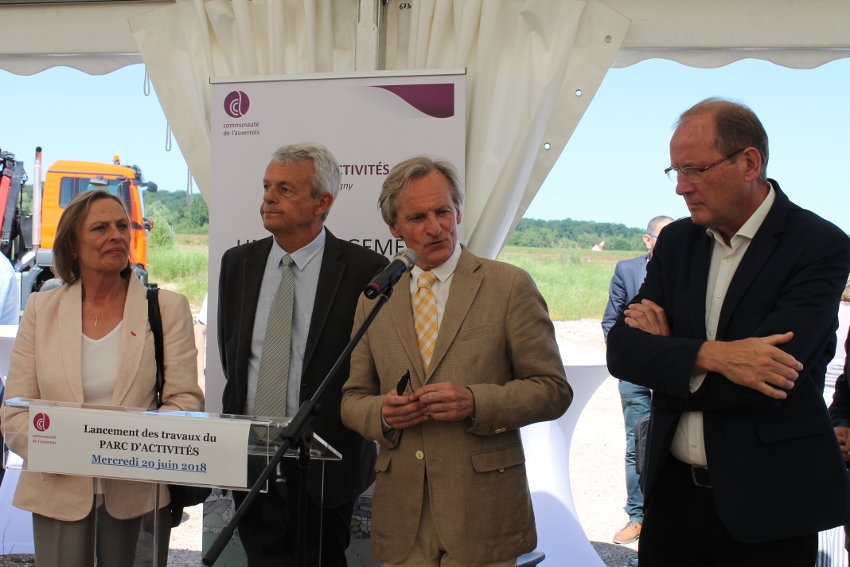 « Nous disposons d’une offre foncière totalement adaptée aux nouveaux enjeux du développement économique sur le territoire… » : Guy FEREZ, maire d’Auxerre et président de la Communauté d’agglomération de l’Auxerrois se félicite de cette excellente opportunité en faveur de l’essor économique sur le territoire. Constatant que l’Auxerrois devient un point d’ancrage primordial à l’implantation des entreprises, l’élu a salué un signe d’espoir fort en faveur de l’emploi sur le bassin de la capitale de l’Yonne… ».