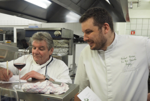 « Aux côtés de l’un de ses protégés, Jérôme JOUBERT, le chef du « Rive Gauche » à Joigny, le regretté Jean-Pierre SAUNIER (à gauche), disparu dimanche dernier, cultivait l’art et la manière de proposer d’excellentes recettes du terroir à faire pâmer les épicuriens dans ses différents établissements. On se souviendra longtemps de ses œufs en meurette ou des ris de veaux aux girolles. Adieu l’artiste ! ».
