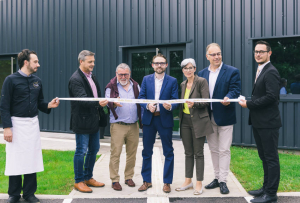 « Il coupe le ruban inaugural de son nouveau bâtiment professionnel avec satisfaction, le chef d’entreprise à la tête d’une PME employant 35 collaborateurs. Gaëtan QUILLIN en rêvait depuis ses débuts en 2019. Cinq ans plus tard, le traiteur de l’Auxerrois poursuit sa progression à force de pugnacité et de travail, tout en remerciant sa bonne étoile…Sa maman qui a disparu trop tôt ? ».