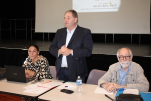 « Prises de parole multiples, messages forts, renforcement des partenariats mais aussi plaisir de se retrouver en présentiel auront été les temps forts de l’assemblée générale de la CPME de l’Yonne qui a renouvelé son conseil d’administration sans réelle surprise. Le scoop de la soirée : le passage de témoin entre Roger DELINGETTE (à droite) et Laurianne BELLIER au poste de trésorier ! ».