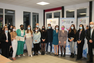 « De l’émotion et des témoignages ont couronné cette remise de diplômes vécus dans l’antre du savoir et de l’érudition : le groupe scolaire Saint-Joseph-la-Salle. Les titulaires du BTS Notariat ont été placés sous le feu nourri des projecteurs… ».