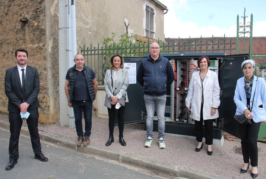 « 96 % des logements de la plus petite commune de l’Auxerrois (Bleigny-le-Carreau) peuvent être raccordés à la fibre optique avec le fournisseur de leur choix. Cinq habitations ne bénéficient pas encore de ces avantages. Comme l’a précisé Véronique MORLIGHEM, déléguée régionale d’ORANGE, aux côtés de Malika OUNES, vice-présidente du Département en charge du numérique et Arminda GUIBLAIN, vice-présidente de l’Agglo de l’Auxerrois qui gère ce dossier des NTIC… ».
