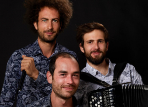 « Deux nantais et un Icaunais sur la scène de La Closerie, ce week-end, pour lancer la nouvelle saison : le trio KORD’ACCORD joue un répertoire original entre blues, jazz et rock… ».