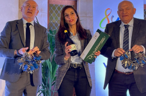 « Curieux cadeau que celui offert par la directrice générale d’ALTITUDE INFRA THD Ilham DJEHAICH aux élus de l’Yonne, Pascal HENRIAT, vice-président en charge du numérique et Yves VECTEN ! Un trousseau de 301 clés correspondant à celles qui peuvent ouvrir les 301 armoires SRO (Sous-Répartiteurs d’Optique) installées sur le territoire afin de favoriser le déploiement de la fibre optique tant vers les particuliers que les entreprises… ».