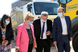 « Selon Didier MICHEL, en dépit du problème de surcoût de main d’œuvre, une paroi en gabions comme celle édifiée à Auxerre à partir de bétons concassés et recyclés, reviendrait au final un peu moins cher que l’utilisation de pierres naturelles. Un édifice qui n’a pas manqué d’interpeller Nicolas SORET, Gilles DEMERSSEMAN et Isabelle POIFOL-CARREIRA, tous trois candidats pour l’Yonne aux prochaines échéances régionales sur la liste de la présidente en titre… ».