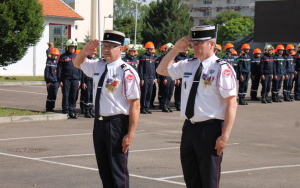 « Le nouveau chef de corps départemental des sapeurs-pompiers de l’Yonne et directeur départemental des services d’incendie et de secours, le colonel Sébastien BERTAU (à droite), aux côtés du colonel Gilles ROGUIER a officialisé ses fonctions lors de la Journée nationale des sapeurs-pompiers le 25 juin à Auxerre… ».