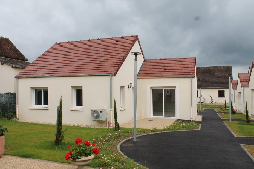  « Le concept des Maisonnées de Bourgogne se définit comme une alternative judicieuse entre le domicile et l’établissement médicalisé. Les sept bâtisses fruits de l’imaginaire créatif de l’architecte icaunais Didier GALLARD se veulent ergonomiques et sécurisées. C’est une approche moderne de la plateforme gérontologique de demain, selon ses auteurs, Pascal BAILLY et Philippe WATTECAMPS, directeurs de la résidence médicalisée Mémoires de Bourgogne… ».