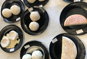 « Les fromagers fermiers de l’Yonne ont réalisé une belle moisson de médailles lors du 23ème Concours régional des fromages fermiers de Bourgogne, accueilli à Charolles, haut lieu de l’entrecôte et du faux-filet. Le bilan est très positif avec sept médailles d’or, onze d’argent et huit de bronze… ».