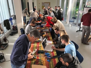 « L’initiative du REPAIR CAFE s’inscrit dans le cadre de l’économie circulaire. Une économie qui favorise la réutilisation et l’allongement de la durée de vie des objets. Fonctionnelle depuis quelques saisons, grâce à la JCE et l’Atelier des Beaux Boulons, l’association a pris ses origines aux Pays-Bas en 2009 à l’instigation d’une journaliste/publiciste, Martine POSTMA… ».