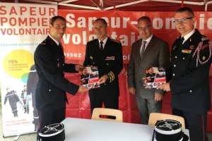 « Il était le supplément d’âme du SDIS 89 en matière de développement du volontariat des sapeurs-pompiers auprès du grand public et des milieux professionnels dans l’Yonne : le capitaine Christophe DI GIROLAMO (à gauche recevant le Plan Action Volontariat 2020 des mains du préfet de l’Yonne Patrice LATRON) dirigera en qualité de commandant l’un des trois centres de secours de Lille au 01er août… De gauche à droite : le capitaine Christophe DI GIROLAMO, le préfet Patrice LATRON, le président du SDIS 89 et vice-président du Département Christophe BONNEFOND et le colonel hors classe Jérôme COSTE, directeur du SDIS 89 ».