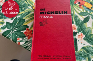 « Quarante-quatre ans après l’avoir obtenu dans l’édition 1981, le chef Georges BLANC vient d’être déposséder de sa troisième étoile au Michelin que notre chroniqueur culinaire Gauthier PAJONA trouvait surfaite et imméritée au fil de ces dernières années. Une remise à niveau nécessaire pour le restaurant gastronomique pour mieux rebondir à l’avenir ? ».