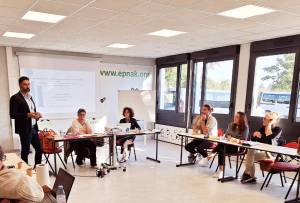 « Animé par le fondateur de « L’Institut du Comment », Maximilien BACHELART, ce premier rendez-vous accueilli à l’EPNAK Auxerre et qui en appelle d’autres aura permis à tous les participants de témoigner et de partager leurs connaissances sur cette réelle problématique sociétale que représente l’enfance handicapée. Un projet constructif et porteur d’espoir… ».