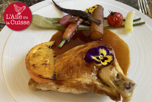 « Le résultat est à la hauteur des moyens engagés dans ce bel établissement : « A la Maison », la quiétude et la qualité règnent en cuisine avec Nadia et Gaëtan… ».