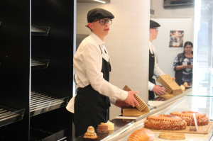 « Concocté dans le cadre de la Semaine de l’Excellence, le double rendez-vous évènementiel de l’artisanat, le Concours national du Meilleur Jeune Boulanger de France et le Trophée national du Conseil et de la Vente en Boulangerie-Pâtisserie, est accueilli pour la première fois au CIFA de l’Yonne à Auxerre. Le respect d’une certaine logique pour ce centre de formation qui a fait sienne cette devise où l’excellence règne en maître… ».