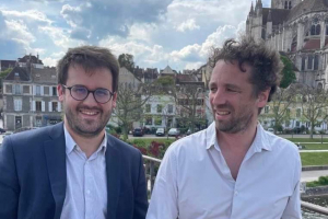 « Le cliché fait le buzz sur les réseaux sociaux cette semaine. On y voit le candidat investi par la majorité présidentielle Victor ALBRECHT, posant tout sourire aux côtés de son suppléant, l’Auxerrois Mathieu DEBAIN. De l’empathie à revendre pour cette jeunesse aux dents longues. Méfiance, tout de même, aux nuages noirs en arrière-plan ! ».