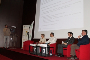 « La méthanisation est-elle une ressource d’avenir pour les professionnels de l’agriculture en France ? Plusieurs experts de la question, invités par la Fédération départementale des caisses locales du Loir et Cher de l’assureur mutualiste GROUPAMA, se sont succédés à la tribune afin de présenter l’ensemble des subtilités techniques, financières et juridiques d’un tel investissement. Mais, les aspects sécuritaires et politiques ont également retenu l’attention de la centaine de personnes qui assistaient à ces échanges constructifs… ».