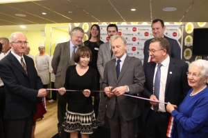 « L’inauguration de la première résidence services seniors de DOMITYS en Bourgogne aura été suivie par de nombreux invités des milieux économiques et institutionnels. Le maire d’Auxerre, Guy FEREZ, a salué l’initiative en découpant le ruban tricolore aux côtés du PDG d’AEGIDE, Jean-Marie FOURNET, et de la marraine des résidences services seniors, la comédienne Danièle EVENOU… ».