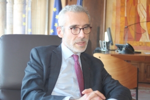 « En déplacement sur le terrain lors de visites d’entreprises où il s’applique à lui-même les mesures de protection ou dans son bureau à Auxerre, le préfet de l’Yonne Henri PREVOST suit avec la plus grande des attentions les phases évolutives de cette crise sanitaire sans précédent. Le tissu d’élus, d’institutionnels et de décideurs économiques lui est d’une grande utilité dans la prise de décisions… ».