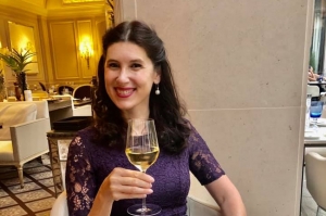 « Sablera-t-elle le champagne de la victoire mardi soir après sa prestation ? C’est tout ce que l’on peut souhaiter à la chanteuse de l’Yonne Christelle LOURY engagée dans la finale de ce prestigieux concours vocal en Russie… ».