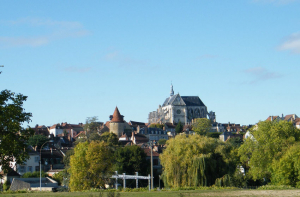 « Saint-Florentin a fait la une des médias nationaux en ce week-end du Nouvel An : chose qui n’est pas coutumière. Quant à Yves DELOT, maire et président de la CC Serein Armance, il a avoué être agréablement surpris par « la bonne tenue » de la jeunesse, rassemblée sur un évènement pourtant illicite… ».