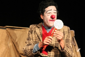 « L’artiste David DROUIN, de la Compagnie de la Valise Agitée, incarne le fantasque docteur FRACTAL dont le patronyme rime avec fringale. Sa quête de petit déjeuner copieux sera assouvie de façon très cocasse ! Une explication à vivre ce jeudi à La Scène des Quais dès 10 heures… ».