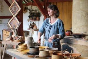 « Au Château de GUEDELON flâner et s’attarder sur les ateliers des différentes corporations permet de se familiariser avec des techniques séculaires de l’artisanat. A l’instar de l’atelier des couleurs qui offre une palette de pigments originale. Celle-ci venant ensuite décorer les pièces de la construction… ».