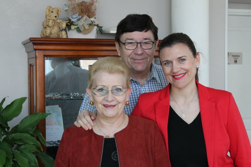 « Marie-Cécile, Alexandra et Jean-Pierre VAURY : les arts de vivre en famille au Moulin de la Coudre qui optimise sur ses 14 chambres supplémentaires à l’avenir… ».