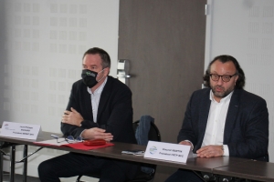 « Les nouvelles annonces du chef de l’Etat ont fait réagir le président de la FRTP de Bourgogne Franche-Comté Vincent MARTIN (à droite) aux côtés de Jean-Philippe RICHARD, responsable régional du MEDEF. S’il est rassuré par la poursuite des chantiers, le représentant patronal en appelle à tous les élus pour favoriser la commande publique, nerf de la guerre de la filière… ».