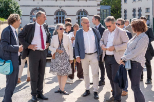 « Il a pris le temps de retrouver le banc de l’école, le président du Conseil départemental de l’Yonne, Grégory DORTE, lors de l’ultime visite de la tournée des établissements scolaires (collèges) en cette période de rentrée. C’est au collège Denfert-Rochereau à Auxerre que devait se conclure ce périple départemental réparti sur une semaine où les élus ont pu constater le fruit de leur politique en matière d’éducation et de son amélioration… ».