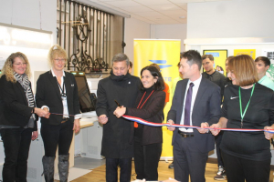 « Un bureau de poste, c’est la représentation de la France, d’après Sylvie GUILLAUME, directrice exécutive de La Poste Bourgogne Franche-Comté. Présente aux côtés de Crescent MARAULT et de plusieurs élus de l’Auxerrois et de la CDPPT 89, elle a inauguré le nouveau bureau d’Auxerre centre-ville, relooké après quatre mois de travaux. Un site moderne, digital et de proximité qui assure la promotion de la distribution des services omnicanal… ».