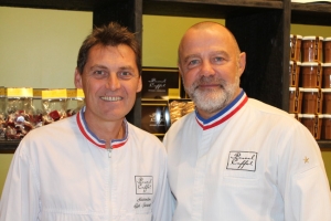 « Figure de la pâtisserie et de la chocolaterie à la française, Pascal CAFFET (à droite aux côtés d&#039;Alexandre GYE-JACQUOT, meilleur ouvrier de France chocolatier) a étendu son influence jusqu’à l’archipel asiatique. Là-bas, il est le chantre du savoir-faire et de la qualité auprès de consommateurs particulièrement exigeants. Un challenge qui ne lui fait pas peur, étant lui-même ultra perfectionniste dans l’âme… ».